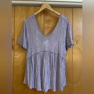 Lavender purple francesca’s flutter sleeve v-neck top in size large